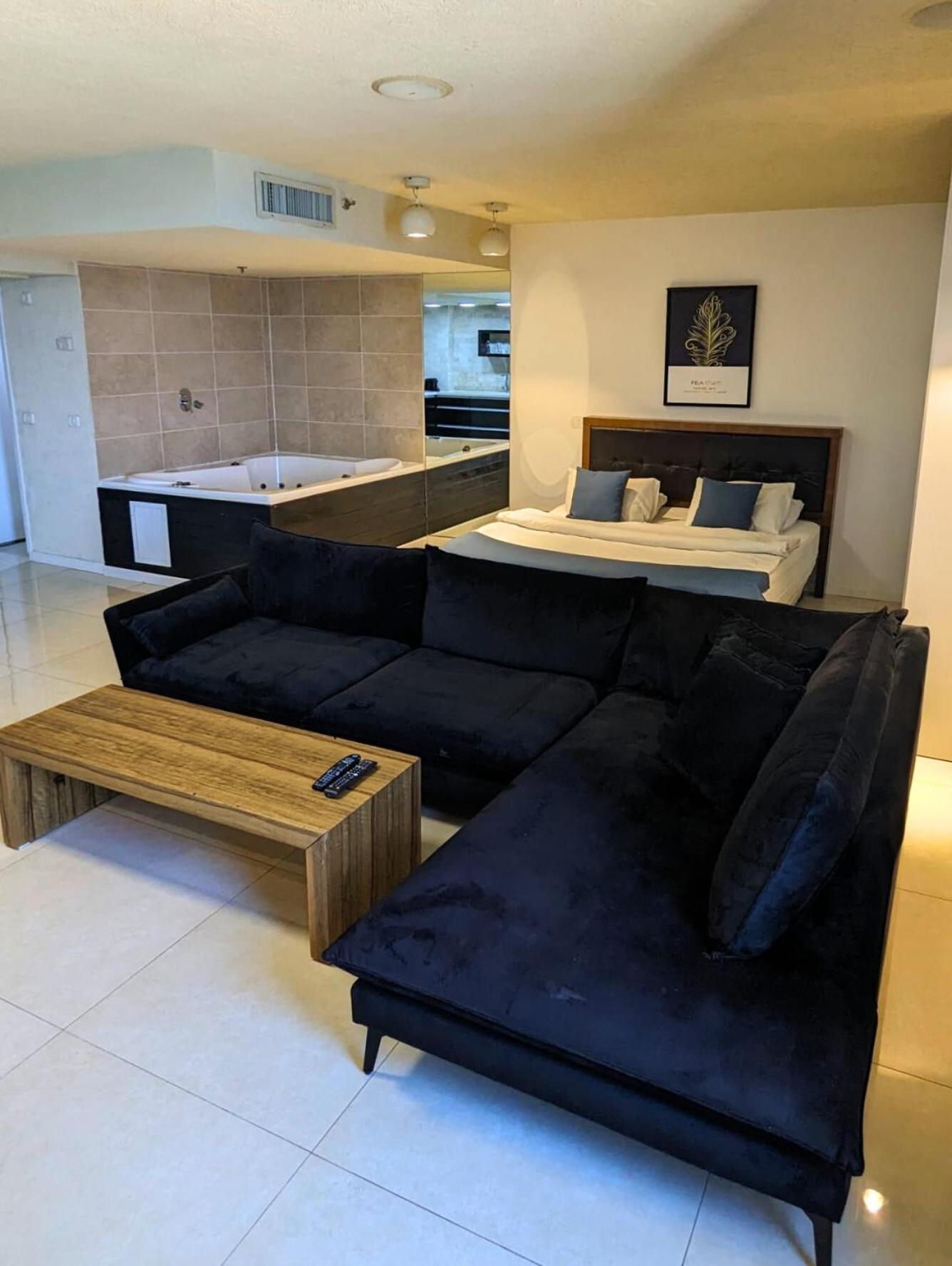 Almog Beach Apt Hotel מלון דירות אלמוג ביץ' Haifa Kültér fotó